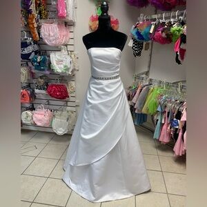 Size 6 White A-Line Beaded Waist Homecoming Debutante Wedding Ball Gown Dress